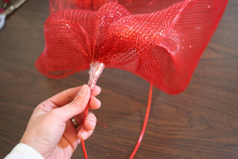 How do you make deco mesh ribbon bows?