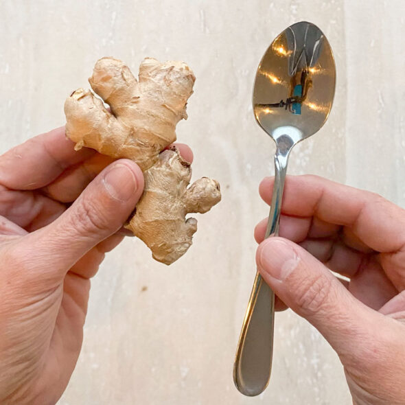 Kitchen hack - How to peel ginger with a spoon