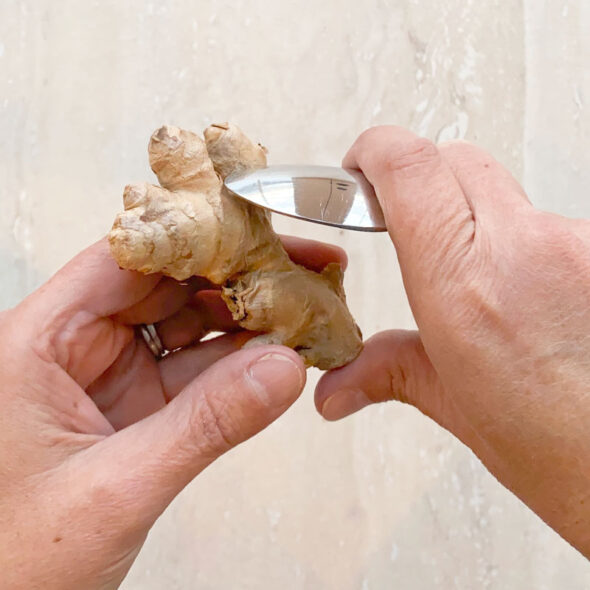 Kitchen hack - How to peel ginger with a spoon