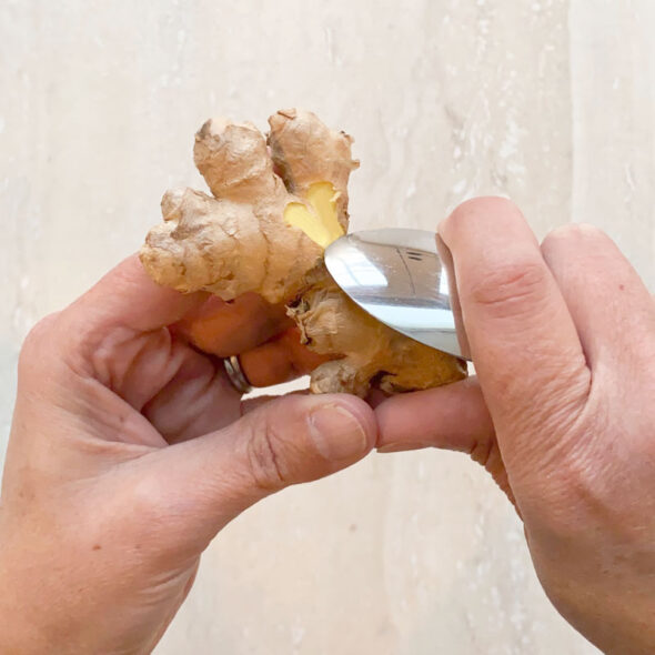 Kitchen hack - How to peel ginger with a spoon