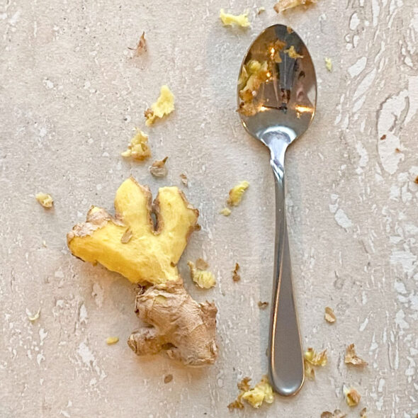 Kitchen hack - How to peel ginger with a spoon