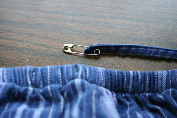 how to thread a drawstring with a safety pin
