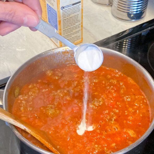 Use baking soda to improve the taste of canned tomatoes