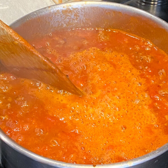 Use baking soda to improve the taste of canned tomatoes