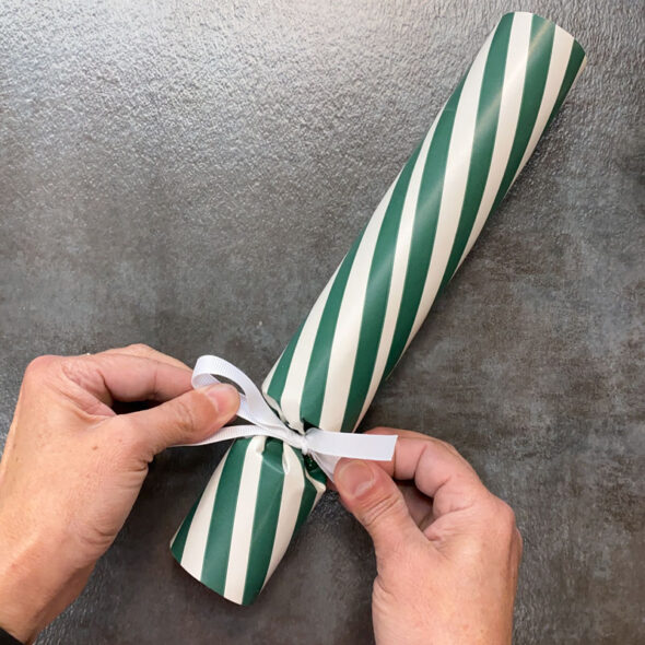 make your own traditional english christmas crackers