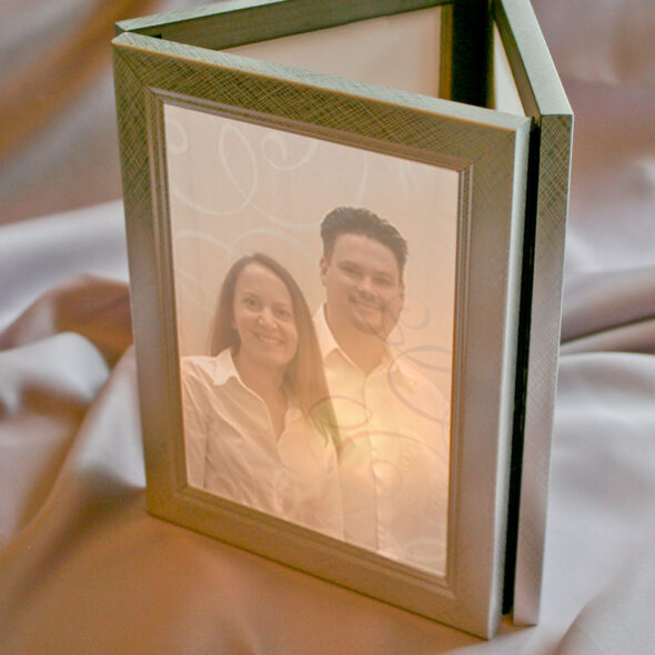 Tri-Fold Hinged Photo Frame Wooden Picture Frame with Plexiglass Board  Hinge for Wedding Tabletop Photo Display 