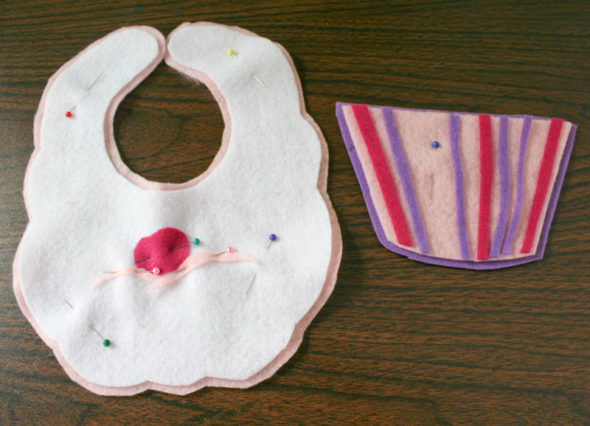 No-sew cupcake baby bib pattern