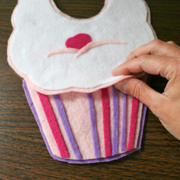 No-sew cupcake baby bib pattern