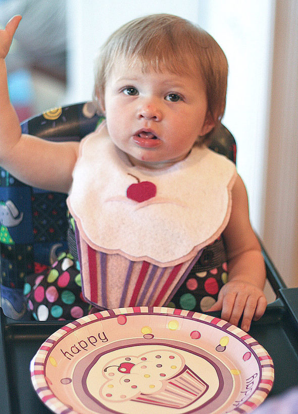 No-sew cupcake baby bib pattern