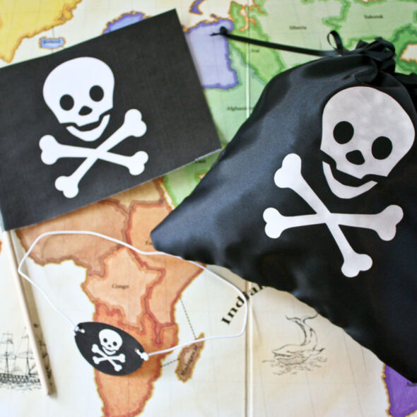 PIRATE SKULL FLAG PARTY FAVOURS SUPPLIES