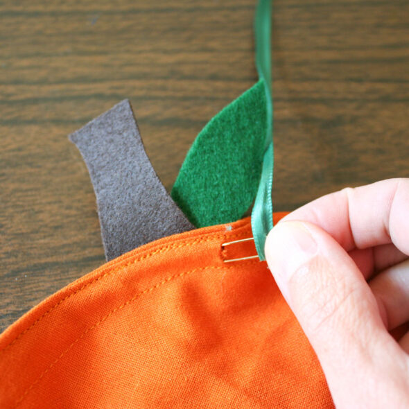 Easy-sew pumpkin treat covers for caramel apples