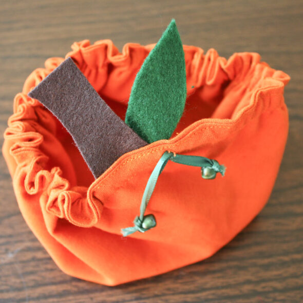 Easy-sew pumpkin treat covers for caramel apples