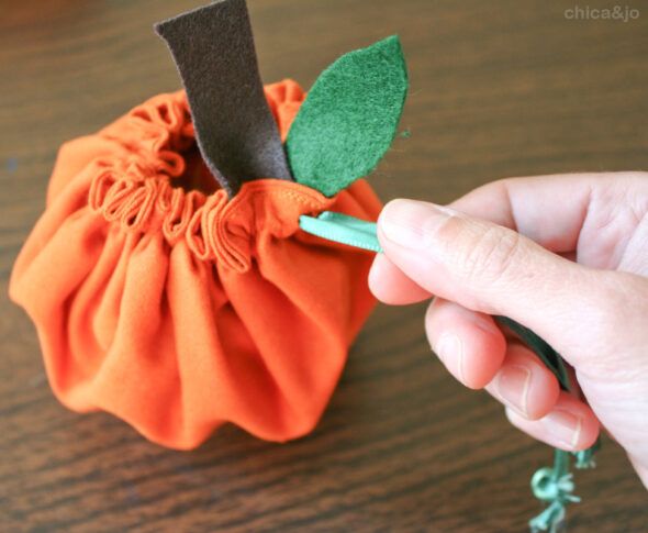 Easy-sew pumpkin treat covers for caramel apples