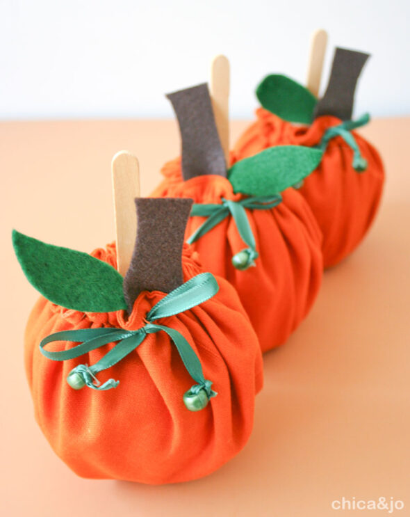 Easy-sew pumpkin treat covers for caramel apples