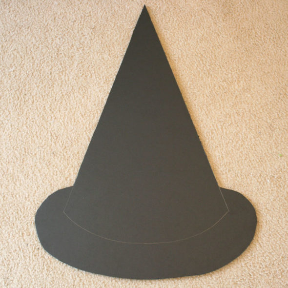 Witch Pitch - Easy Halloween kids party game candy corn toss