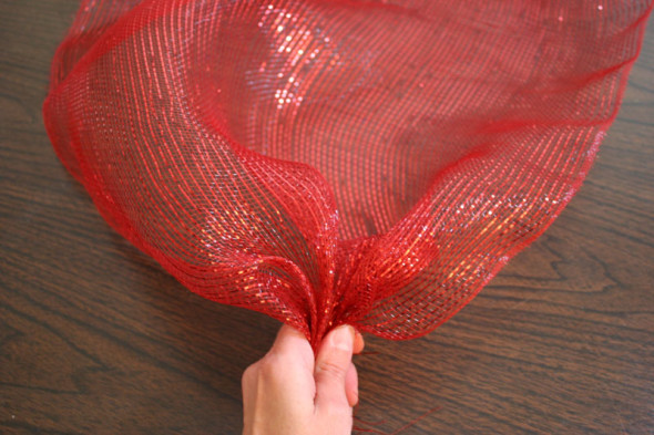 how to make a mesh ribbon wreath