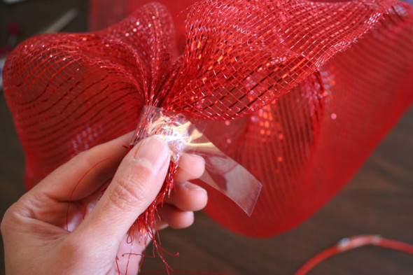 how to make a mesh ribbon wreath