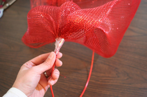 how to make a mesh ribbon wreath