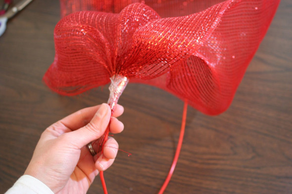 how to make a mesh ribbon wreath
