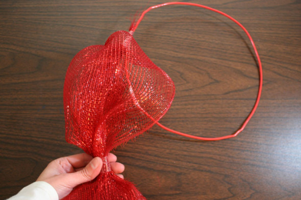 how to make a mesh ribbon wreath