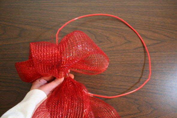 how to make a mesh ribbon wreath