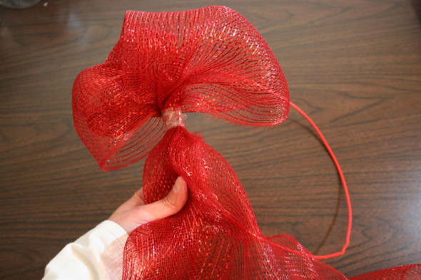 how to make a mesh ribbon wreath