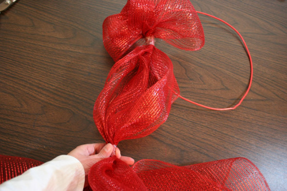 how to make a mesh ribbon wreath