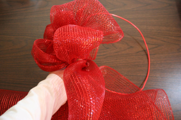 how to make a mesh ribbon wreath