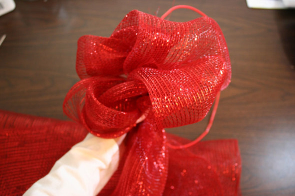 how to make a mesh ribbon wreath