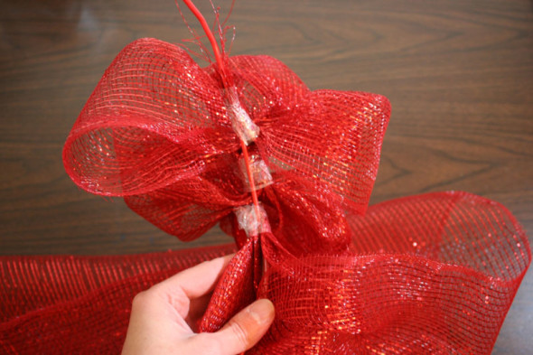 how to make a mesh ribbon wreath