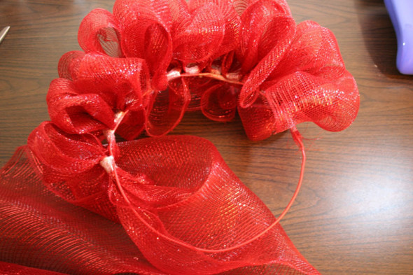 how to make a mesh ribbon wreath