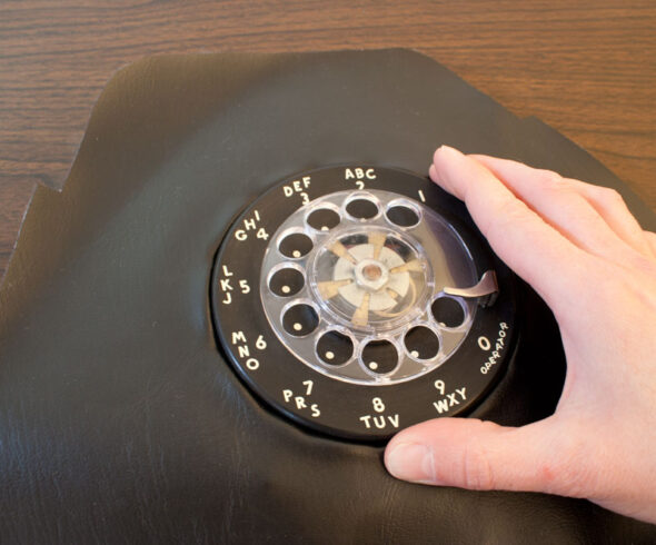 Make a DIY retro rotary phone purse