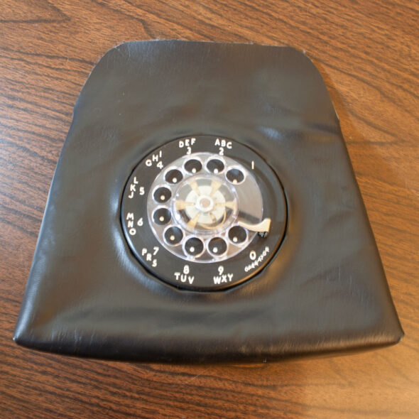 Make a DIY retro rotary phone purse