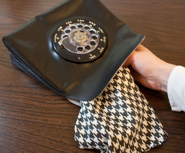 Make a DIY retro rotary phone purse