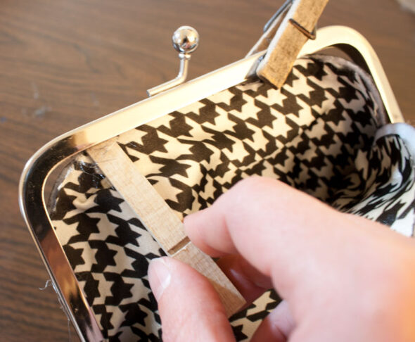 Make a DIY retro rotary phone purse