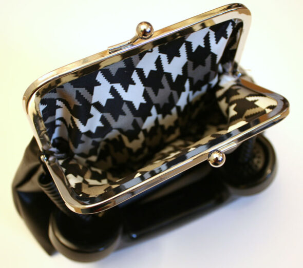 Make a DIY retro rotary phone purse