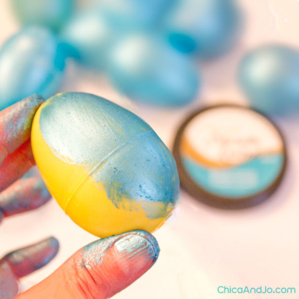 Metallic Easter eggs from upcycled plastic eggs