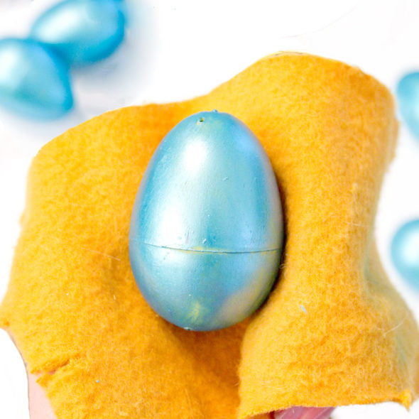 Metallic Easter eggs from upcycled plastic eggs