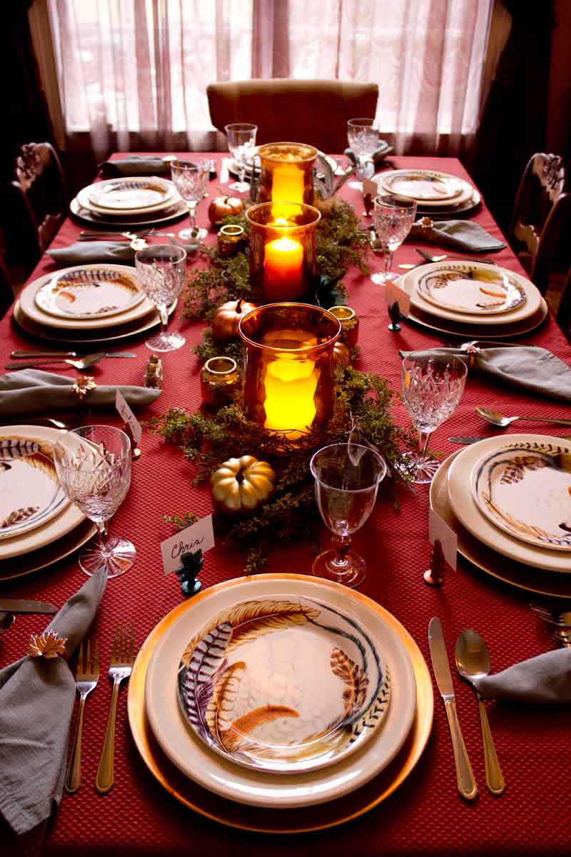 Feathers and metallics for a Thanksgiving table setting | Chica and Jo