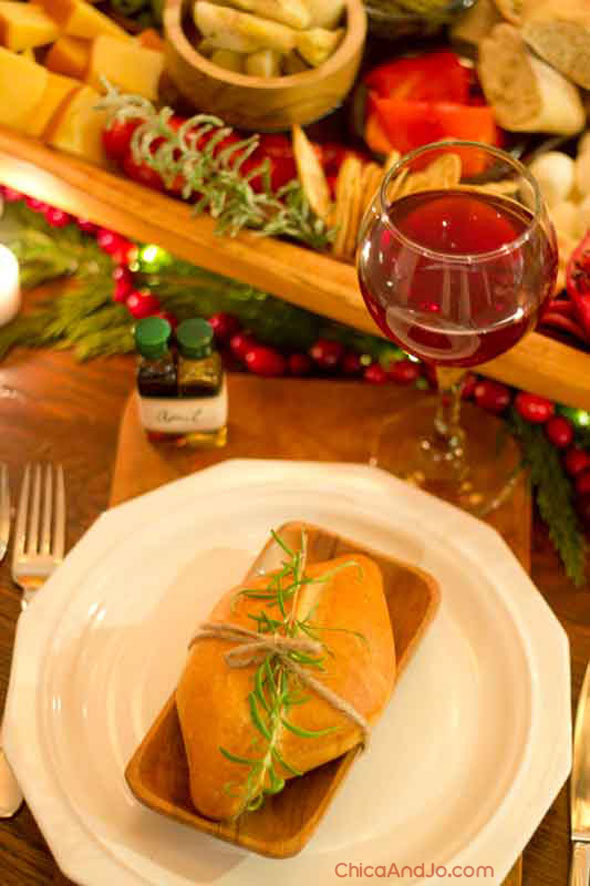 Rustic Italian Christmas table decorations