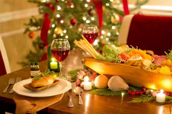 Rustic Italian Christmas table decorations