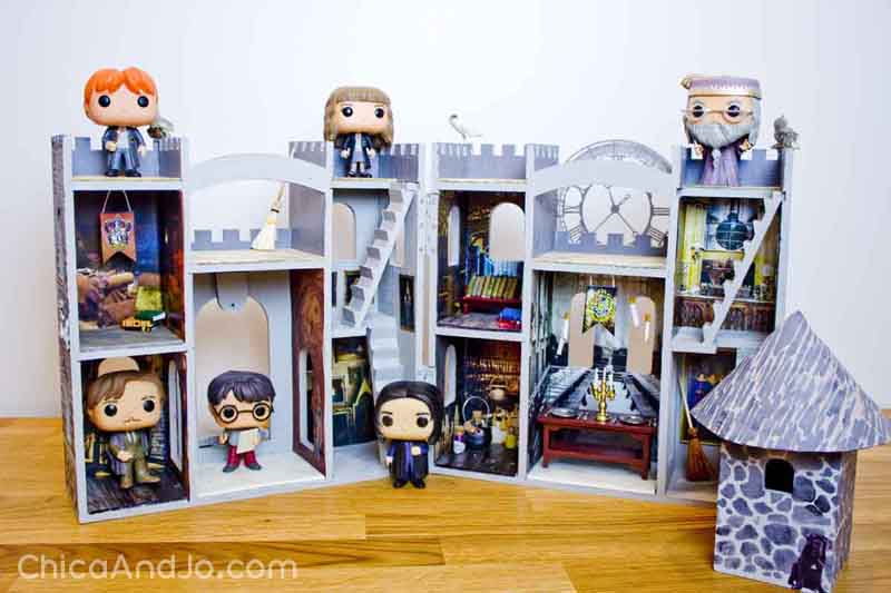 Harry Potter toys: figurines, Hogwarts castle.