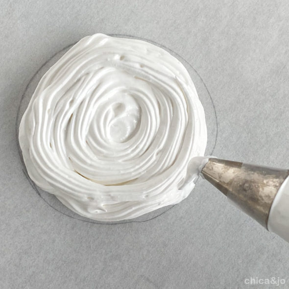 Mini meringue Easter baskets