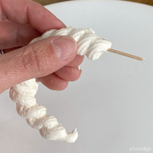 Mini meringue Easter baskets