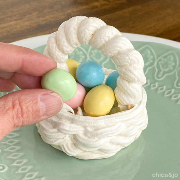 Mini meringue Easter baskets