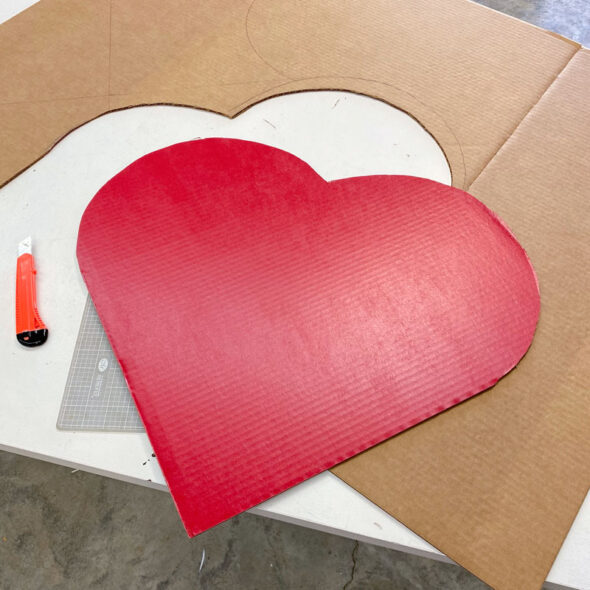 DIY giant heart-shaped candy box Valentine's Day decoration