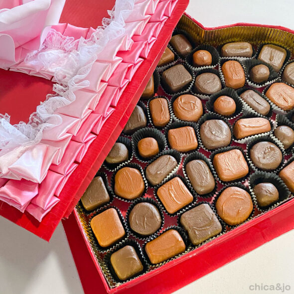 DIY giant heart-shaped candy box Valentine's Day decoration