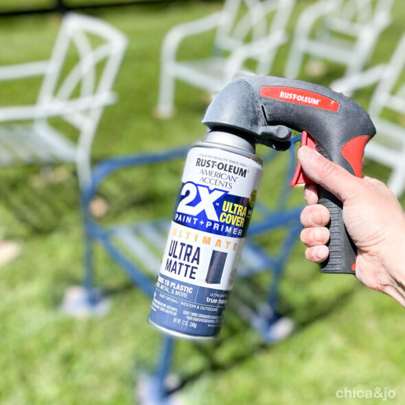 Tile top patio table makeover - rustoleum comfort grip handle for spray paint