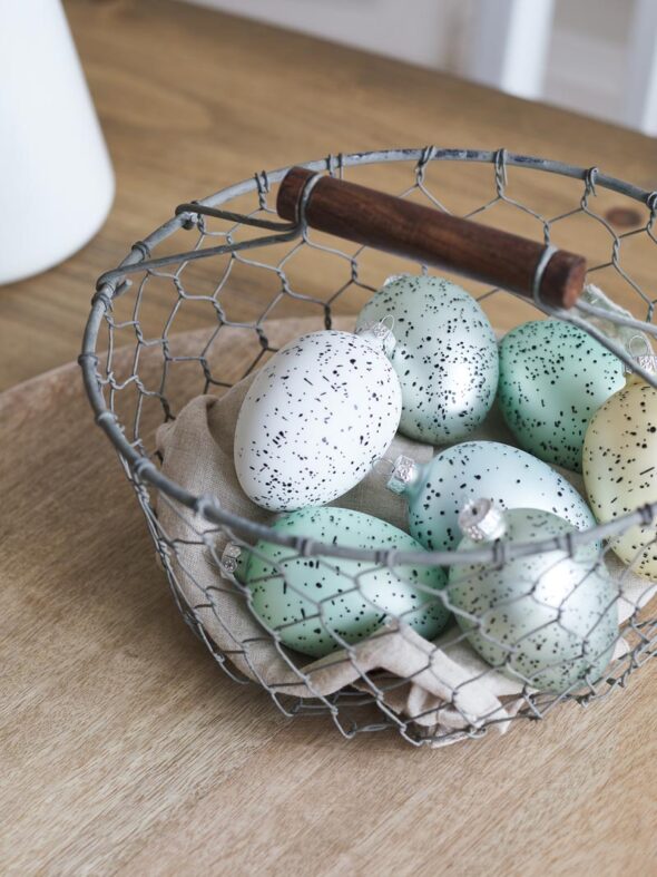 ideas for decorating with Easter eggs