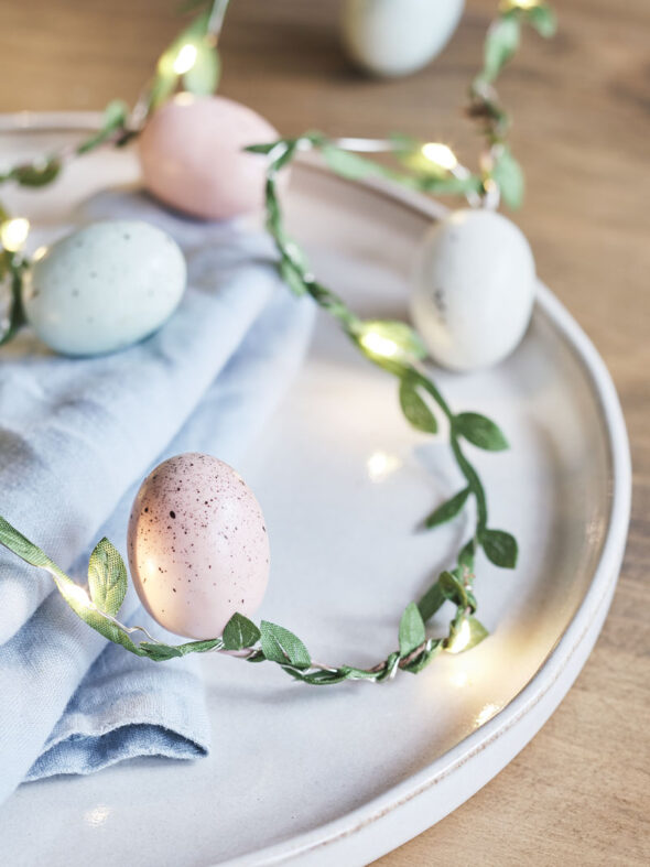 ideas for decorating with Easter eggs